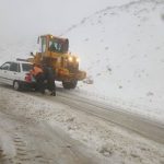 امدادرسانی راهداران چهارمحال و بختیاری به ۸۰ خودروی گرفتار در برف و کولاک