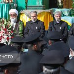 عراقچی با لباس خادمی در مراسم تعویض پرچم گنبد مطهر رضوی | تصاویر