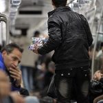 شهرداری تهران: مقرر شد اتباع خارجی دستفروش در مترو اجازه فعالیت نداشته باشند / این افراد ۳۰۰ تا ۴۰۰ نفر از مجموع ۳ هزار دستفروش مترو را شامل می‌شوند