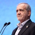 پزشکیان: در برخی دانشگاه‌ها، اساتید و نخبگان را به بهانه‌های مختلف تحت فشار قرار می‌دهند؛ این رویه باید اصلاح شود/ نگاه‌های تنگ‌نظرانه را کنار بگذاریم؛ باید حتی اگر نخبگان ما را قبول ندارند، از ظرفیت آن‌ها استفاده کنیم/ دولت برای عبور از مشکلات، نیازمند دانشگاه است