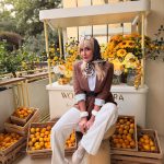 دکوراسیون نارنجی و درخشان برای عکس‌های مریم معصومی