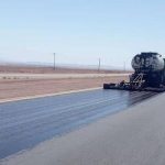 اجرای عملیات روکش آسفالت حفاظتی محور دیهوک راور به طول ۶۰ کیلومتر