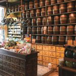 چیدمان بی‌نظیر و جذاب عطاری ۲۰۰ ساله حسین آقا در اصفهان