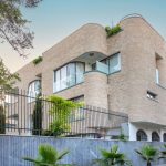 جزئیات بی‌نظیر یک خانه در اصفهان؛ از فلاور باکس تا شیشه مات