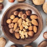 بادام یا گردو، کدامیک بهتر است؟