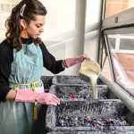 زن خارق‌العاده‌ای که با لباس کهنه، آجر لاکچری می‌سازد