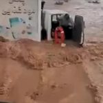ببینید / لحظات دلهره‌آور نجات راننده گرفتار در سیلاب کهنوج