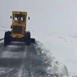 ویدیو| تلاش راهداران یزد در محورهای برفی