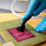 چطور کتاب‌ها را بدون آسیب زدن تمیز کنیم؟ ؛ راهکارهای ساده تمیز کردن کتاب در خانه