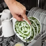 ظرف‌های کثیف داخل ماشین ظرفشویی، این شکلی شسته می‌شوند