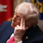 ترامپ وسط مصاحبه خوابش برد! | کاری که این مجری با رئیس‌جمهور آمریکا کرد…