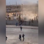 ببینید / ویدیوی جنجالی از ورود تماشاچیان به دربی با تخریب دیوار و بدون بلیت!