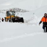 ببینید /  بارش سنگین برف در گردنه گله‌بادوش الیگودرز